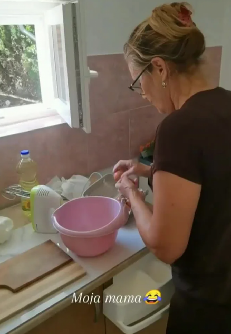 PORODIČNA IDILA NA VELELEPNOM IMANJU Nataša Bekvalac fotografisala majku, sada je jasno na koga je pevačica povukla lepotu! (FOTO)