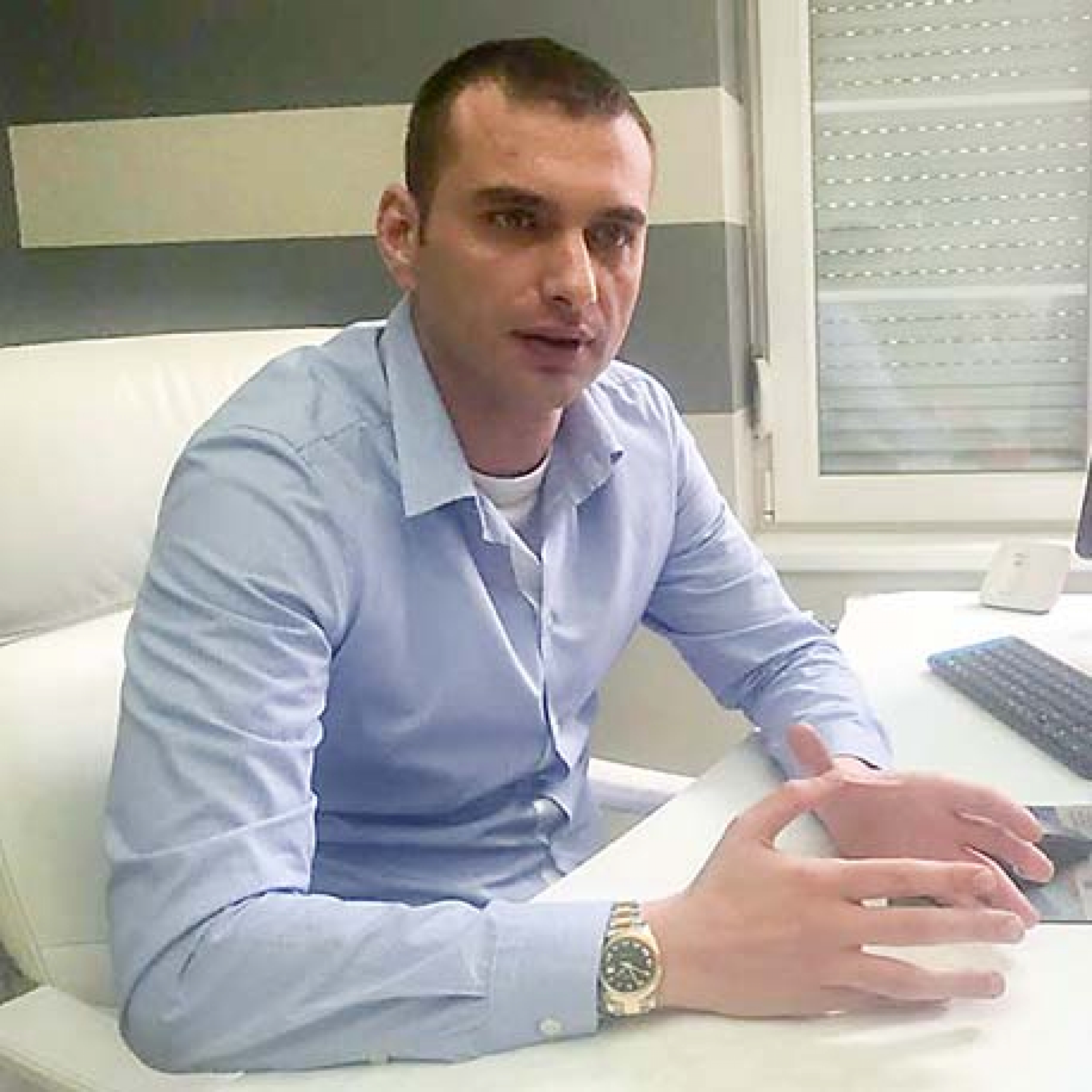 PANIKA Zbog smrti bogatog Grka i propasti njegove turističke agencije ispaštaju naši turisti: Stotine Srba izvisilo za letovanje