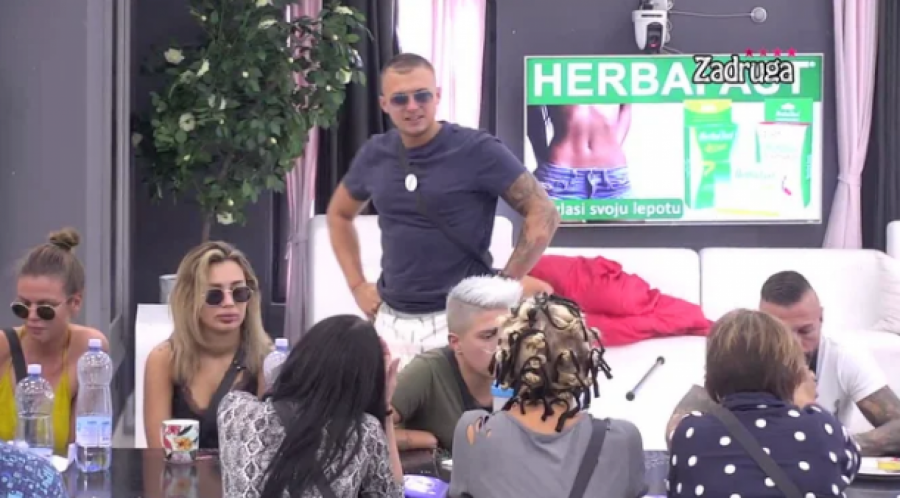 POZIVAO JE DA SPAVAJU ZAJEDNO U NJEGOVOJ VILI NA ZVEZDARI Nataša Radan priznala šta joj je sve Karić pisao i predlagao pre 