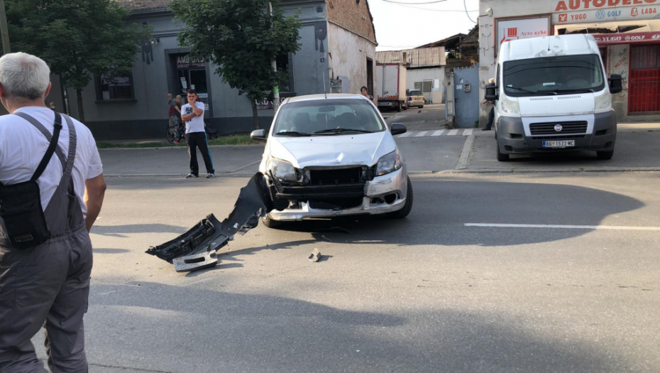 Vozilo udarilo motociklistu u Nišu, kod Aleksinca auto naleteo na traktor