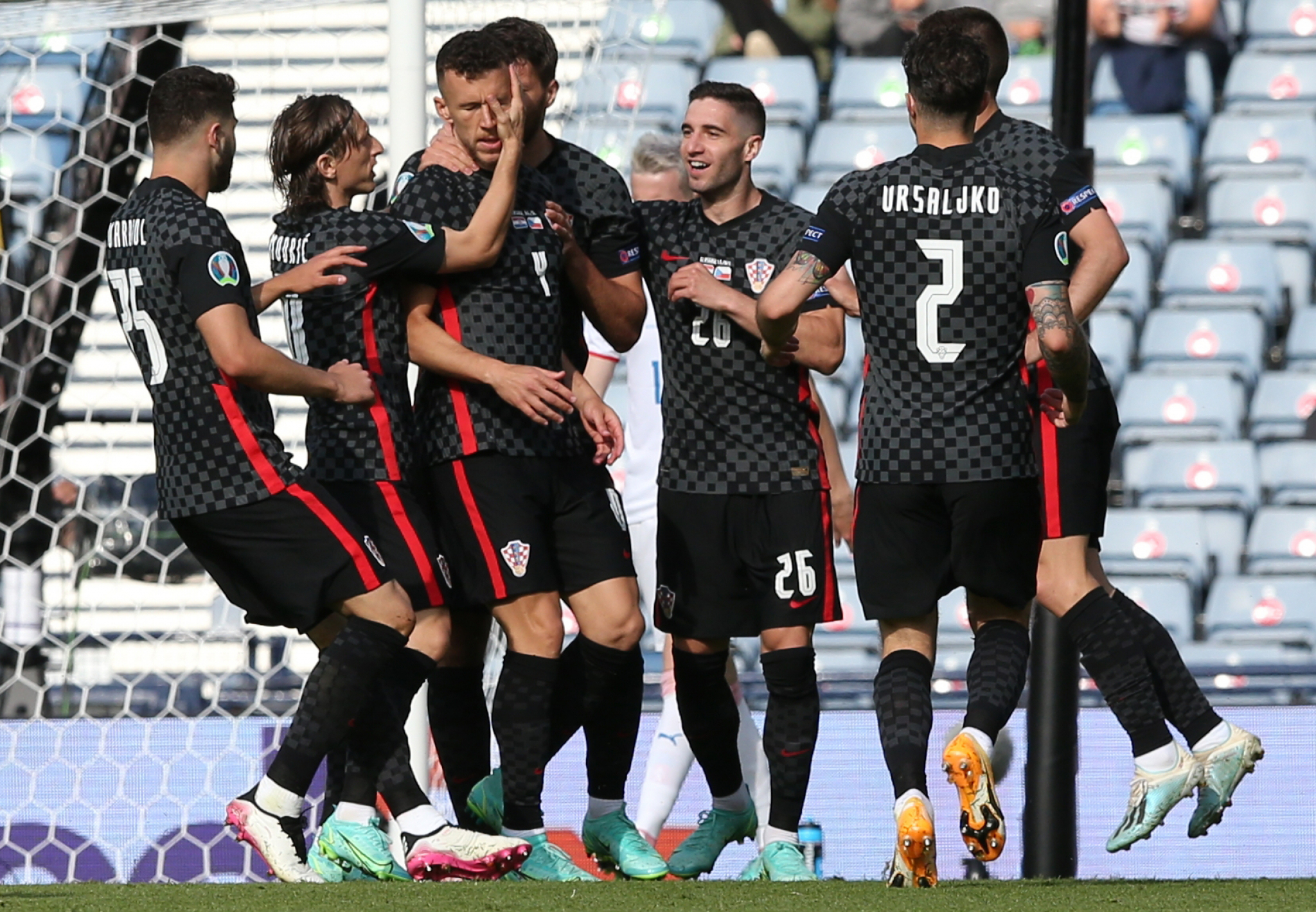 HRVATSKA IGRA U DRESOVIMA NDH Prst u oko srpskim žrtvama - Ustaške boje na Evropskom prvenstvu (FOTO)