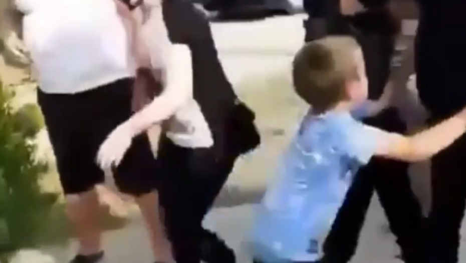 PODGORICA NE DA SAMOHRANOG OCA Policija Boška na silu izvela iz kuće, dok su deca vrištala za njim! Nakon uznemirujućeg snimka, protesti se neće zaustaviti