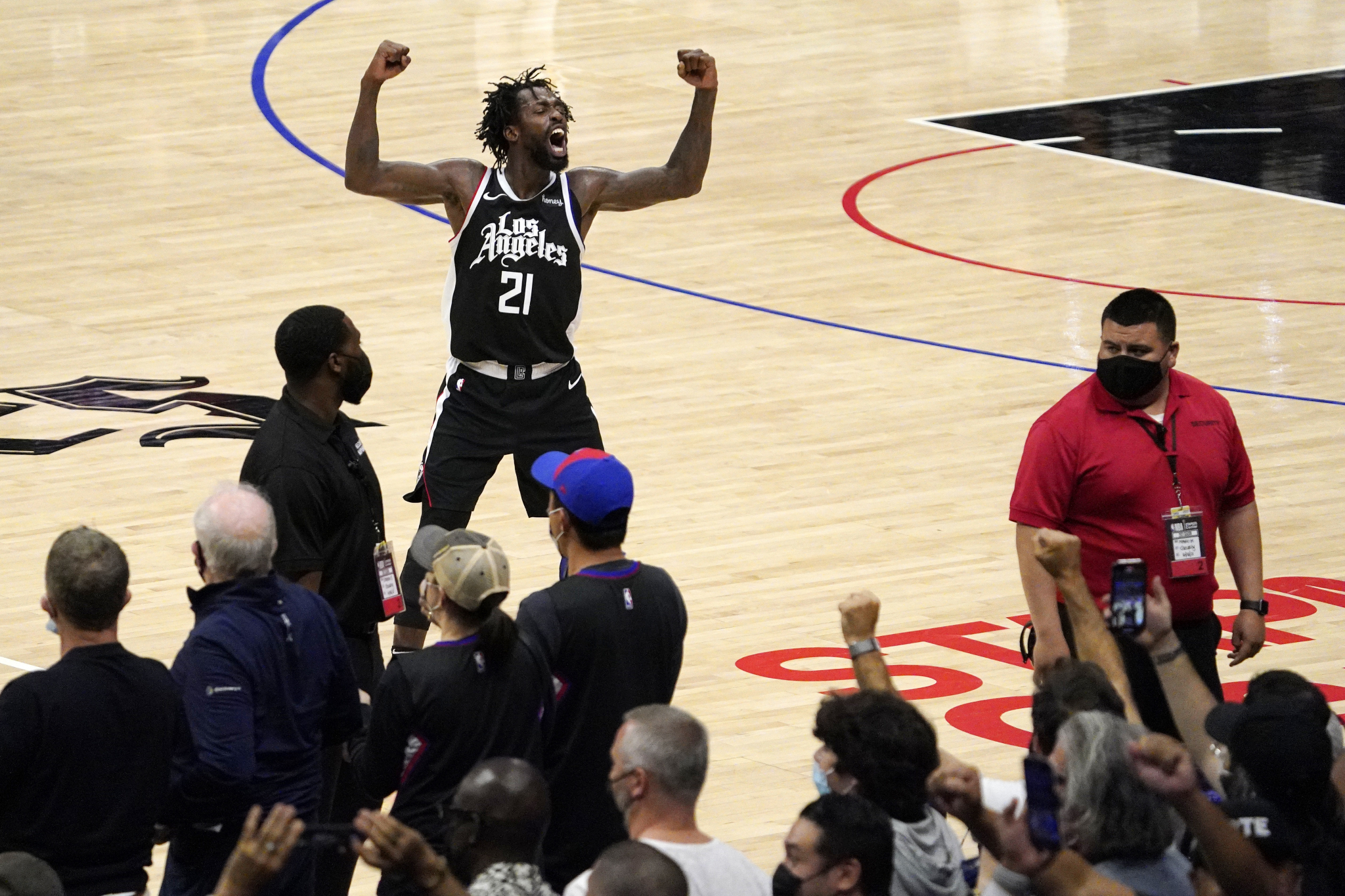 PRVI PUT U FINALU POSLE 51 GODINE! Juta prokockala 22 poena prednosti, Man odigrao partiju sezone i zakazao duel sa Finiksom! (VIDEO)