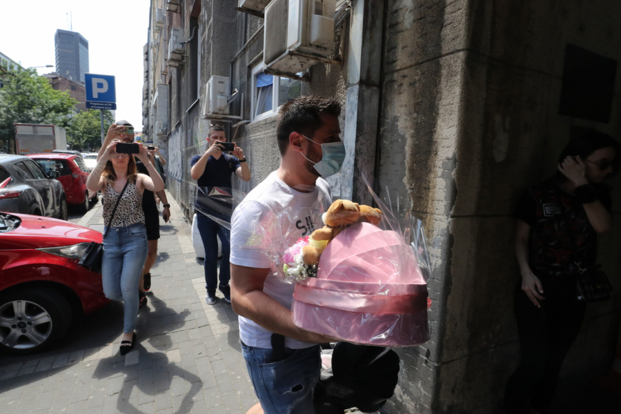 MARKO STIGAO ISPRED PORODILIŠTA Ponosnom tati i suprugu pune ruke poklona i cveća, sve je spremno za prvi susret sa ćerkom (FOTO)