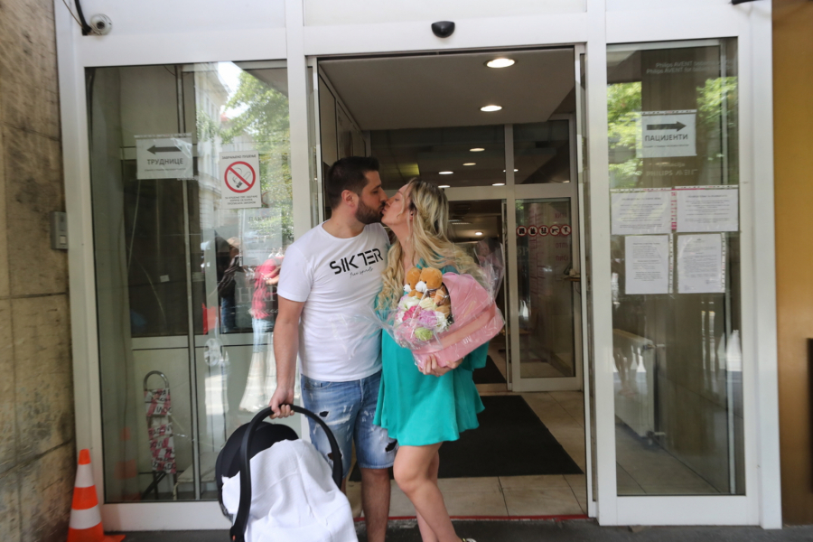 ŠTA TO LUNA DRŽI U RUCI SVE VREME? Ovaj detalj je svima promakao, a ponosna mama je na sve mislila (FOTO)