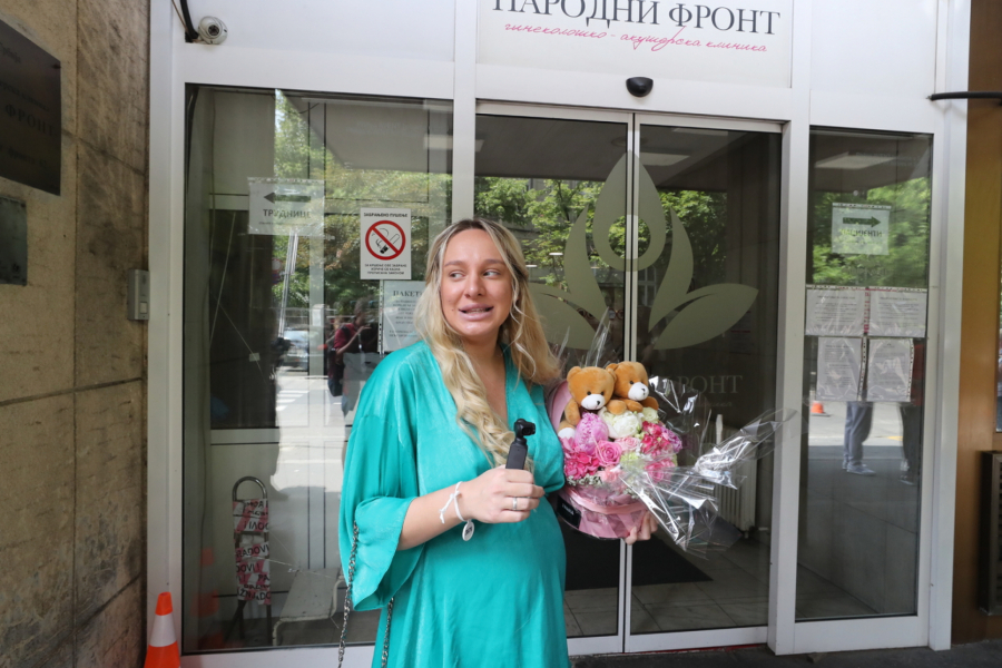 ŠTA TO LUNA DRŽI U RUCI SVE VREME? Ovaj detalj je svima promakao, a ponosna mama je na sve mislila (FOTO)