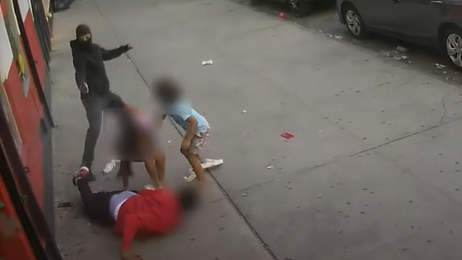 HOROR SNIMAK! Dvoje dece se našlo između atentatora i žrtve, nije ni trepnuo! (VIDEO)