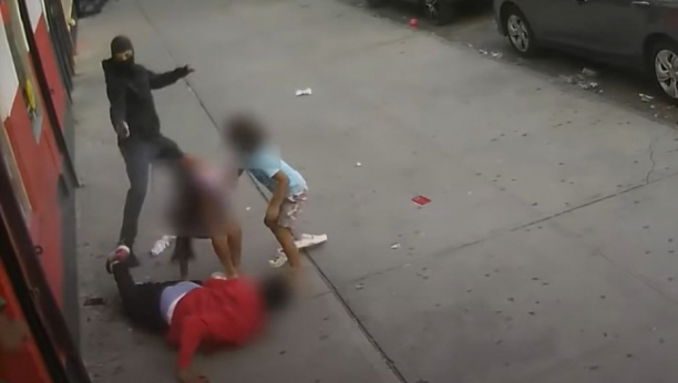 HOROR SNIMAK! Dvoje dece se našlo između atentatora i žrtve, nije ni trepnuo! (VIDEO)