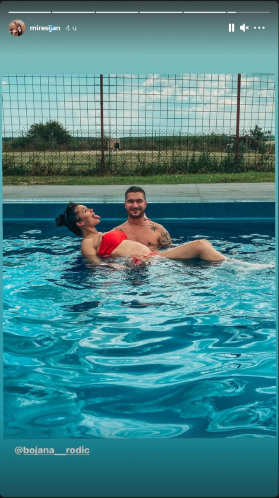 KAKVA JE ONA TRUDNICA! Budući mama i tata uživaju u bazenu, Bojana obukla crveni kupaći, pokazala stomak, sve 