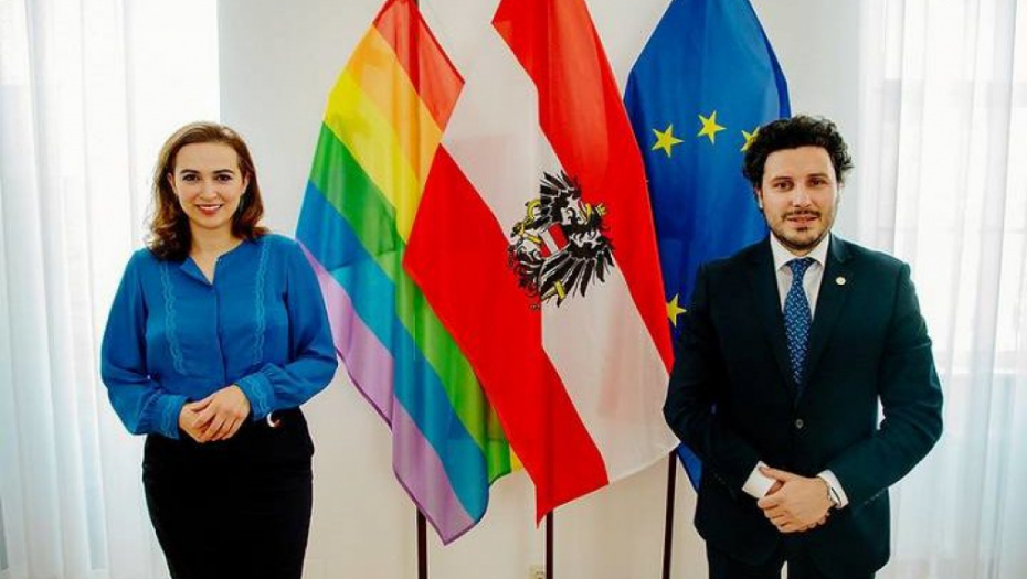 HLADAN TUŠ ZA DRITANA Abazovića u Austriji dočekali sa LGBT zastavom, crnogorske nigde!