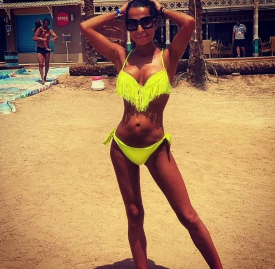 SKANDALI SU SADA IZA NJE Marija Bulat se skinula u mali žuti bikini, svi komentarišu njen izgled! (FOTO)