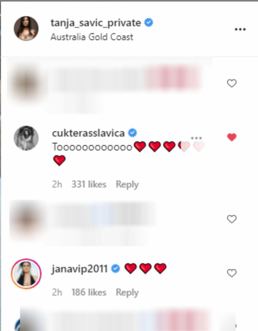 TANJA SAVIĆ JE U AVIONU SA SINOVIMA ZA SRBIJU Ovih par dama morale su odmah da odreaguju, evo i kako! (FOTO)