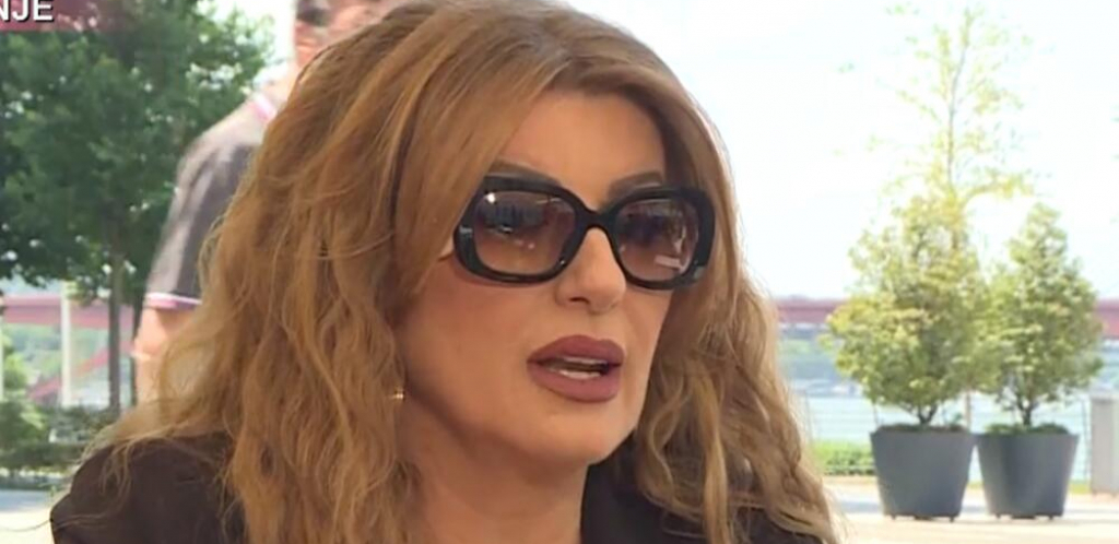 ČIM JE ZAVRŠILA SA ZVEZDAMA GRANDA NAPUSTILA SRBIJU Viki Miljković u poseti kod Cece na Kipru, nije ispuštala malog Željka iz naručja (FOTO)