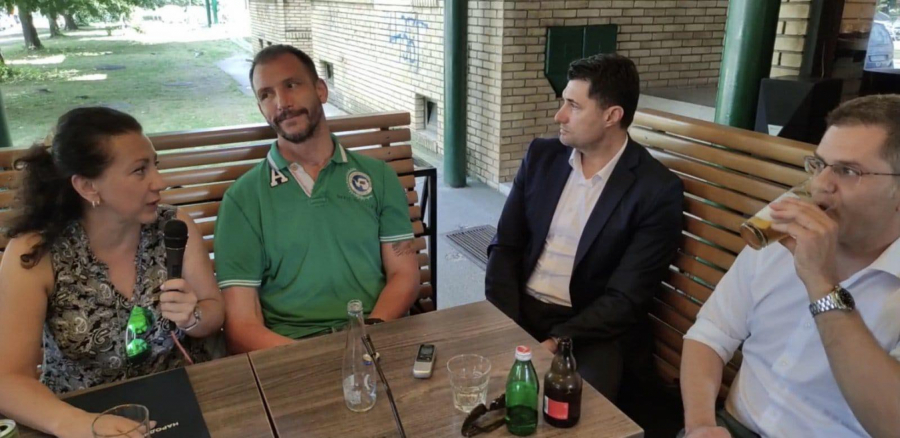 NAKON TRIBINE POSVEĆENE SPORTU Jeremiću postavljaju pitanje, on naginje čašu piva - Dača Ikodinović čudno gleda