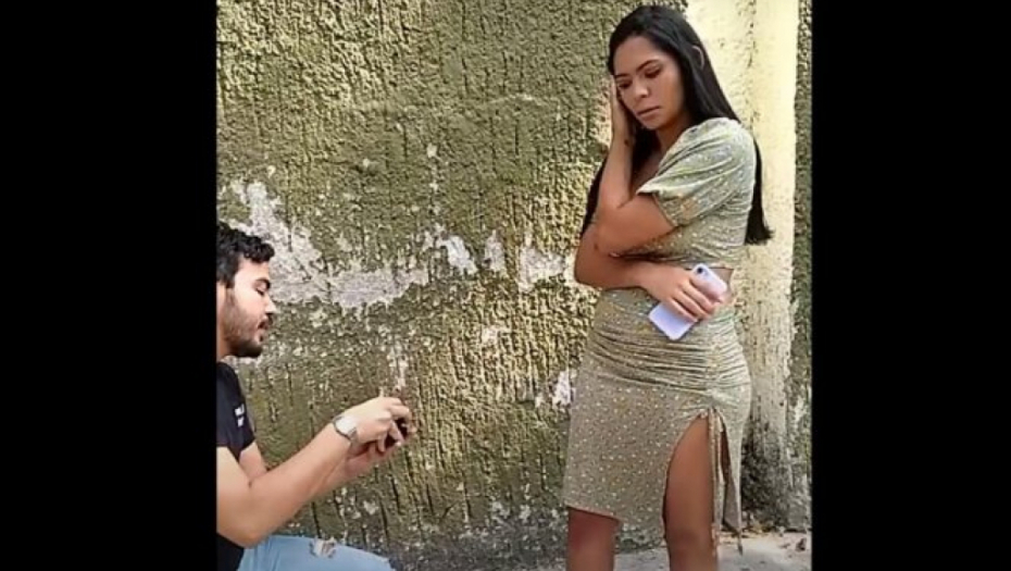 NIJE TREBALO DA ISPADNE OVAKO: Mladić zaprosio devojku na najbizarniji način!