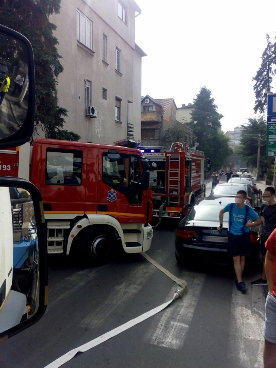 DRAMA VATROGASACA NA ZVEZDARI Ekipe doletele do zgrade, a onda su naišli na veliki problem! Odmah su alarmirali drugu službu! (FOTO)