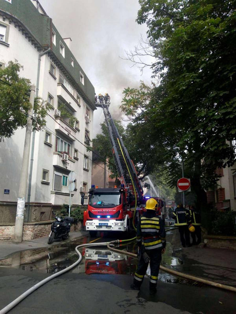 DRAMA VATROGASACA NA ZVEZDARI Ekipe doletele do zgrade, a onda su naišli na veliki problem! Odmah su alarmirali drugu službu! (FOTO)