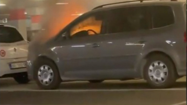 POŽAR NA NOVOM BEOGRADU Zapalio se automobil u tržnom centru! (FOTO)