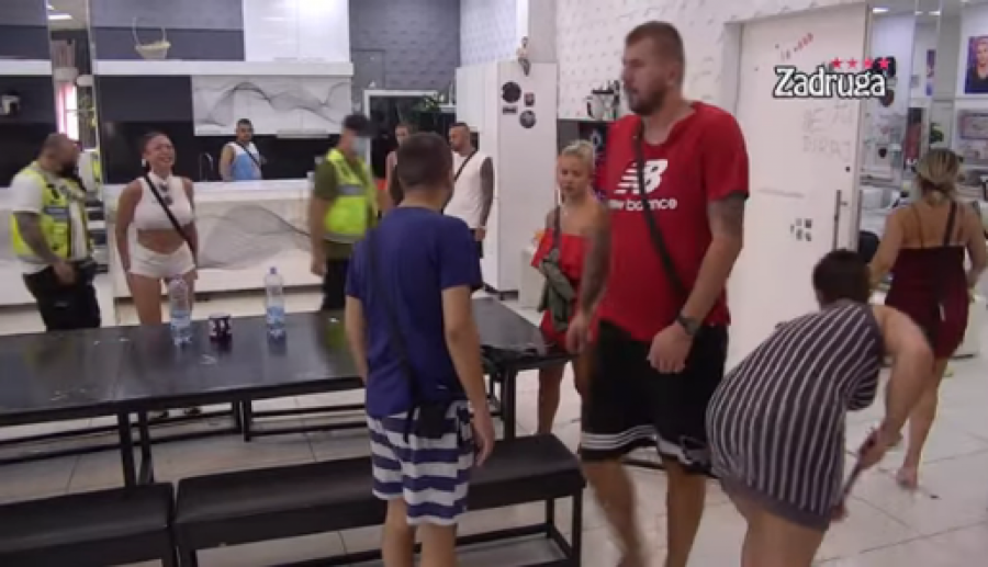 GLAVOM U STAKLO Kao furija Maja Marinković se zaletela direktno u staklena vrata, obezbeđenje urgiralo, Janjuš se hvatao za glavu