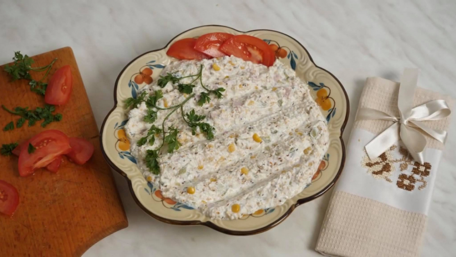 Poslužuje se uz pečenje, uz testeninu ili kao namaz: Susam - sir salata