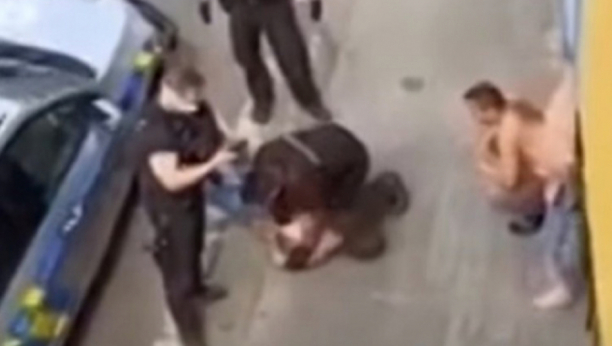 ČEŠKI FLOJD Rom umro nakon što ga je kolenom davio policajac!