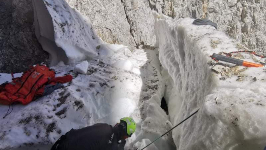 KAD MU VREME NIJE Pao sneg u Sloveniji, zatrpane penjače! (FOTO)