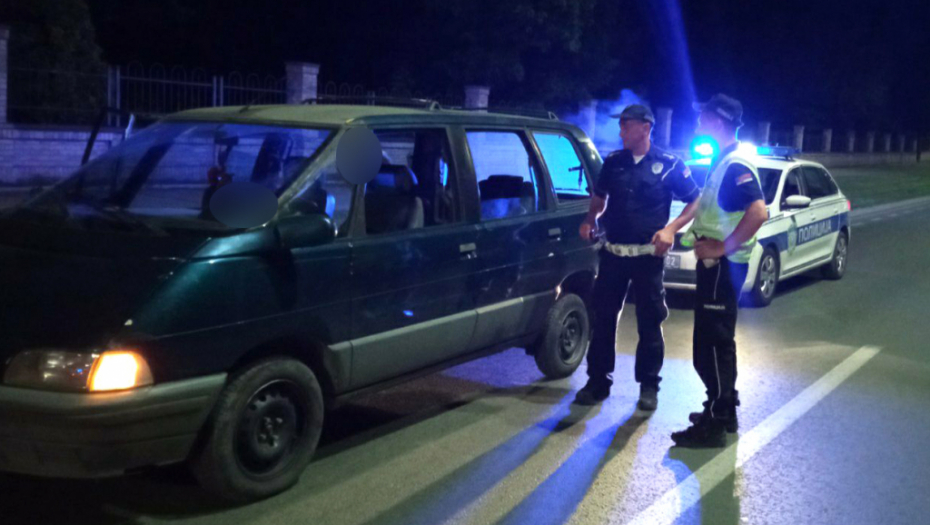 DIVLJAO PO AUTO-PUTU PIJAN I DROGIRAN Policija isključila vozača iz saobraćaja