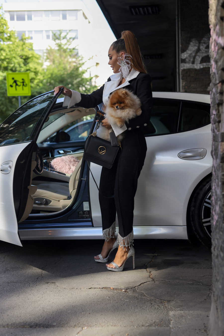 PAPARAZZO ALO! Ana Korać usred bela dana ulicama Beograda hoda u nesvakidašnjem stajlingu, svima zapao za oko ovaj detalj na starleti! (FOTO)