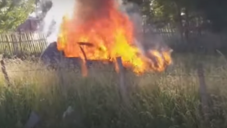 ZAPALIO SE AUTOMOBIL U TUTINU Vatrogasci sprečili katastrofu! (VIDEO)