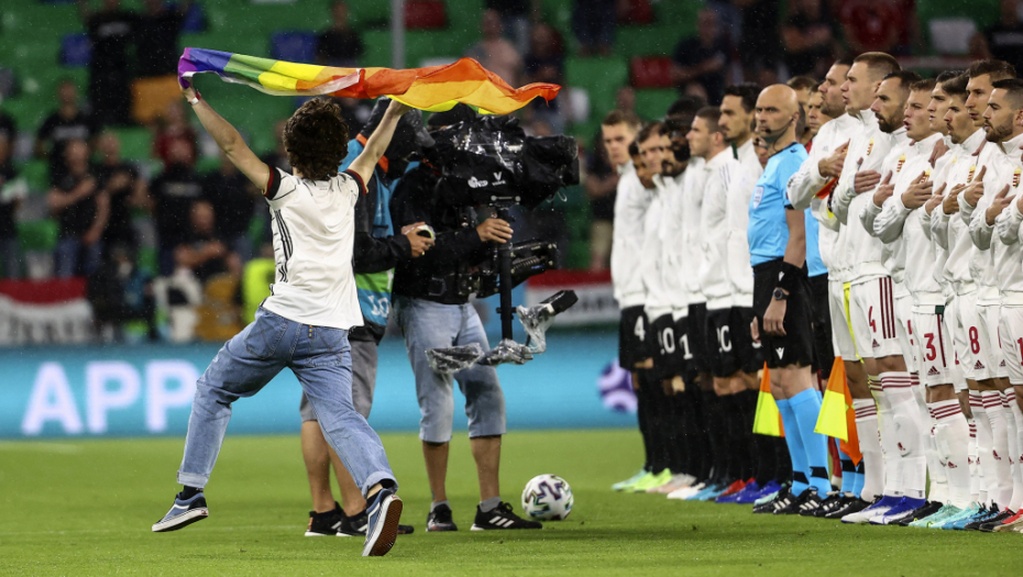 INCIDENT U NEMAČKOJ! Upao na teren sa LGBT zastavom, provocirao Mađare tokom intoniranja himne