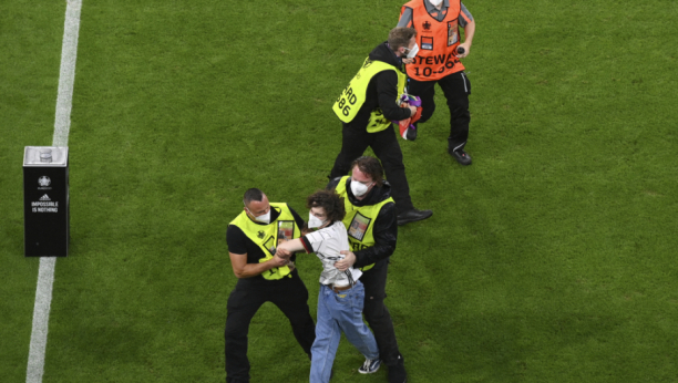 INCIDENT U NEMAČKOJ! Upao na teren sa LGBT zastavom, provocirao Mađare tokom intoniranja himne