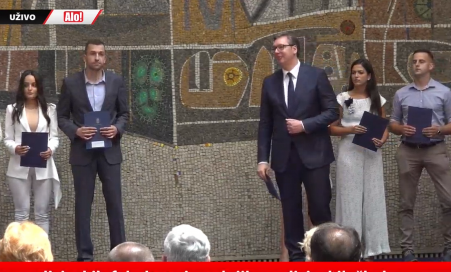 PREDSEDNIK SRBIJE SE OBRATIO GRAĐANIMA Vučić: Pominjući mene, pokušavaju sebe da uzdignu! Naša snaga je zasnovana na rezultatima