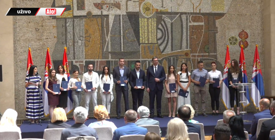 PREDSEDNIK SRBIJE SE OBRATIO GRAĐANIMA Vučić: Pominjući mene, pokušavaju sebe da uzdignu! Naša snaga je zasnovana na rezultatima