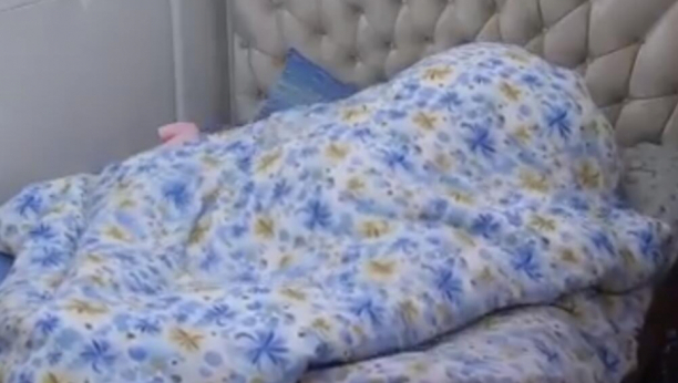 SMENJUJU SE KAO NA TRACI Vrele scene tresu Zadrugu u svakoj sobi po jedan par, Šimanovcima odzvanjaju uzdasi (VIDEO)