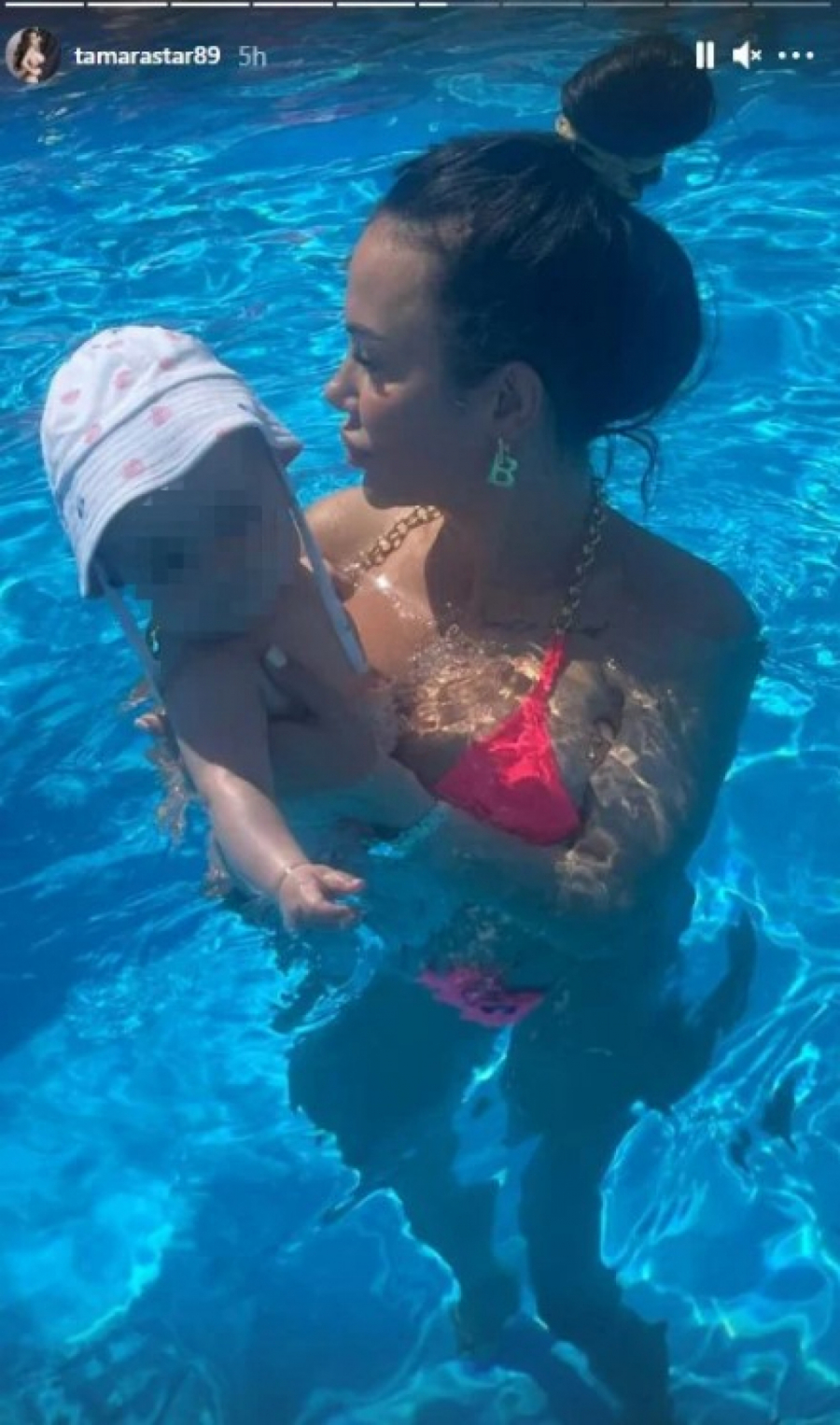 MAMA I ĆERKA U BAZENU Tamara Đurić pokazala kako uživa sa naslednicom na visokim temperaturama, ne ispušta je iz naručja (FOTO)
