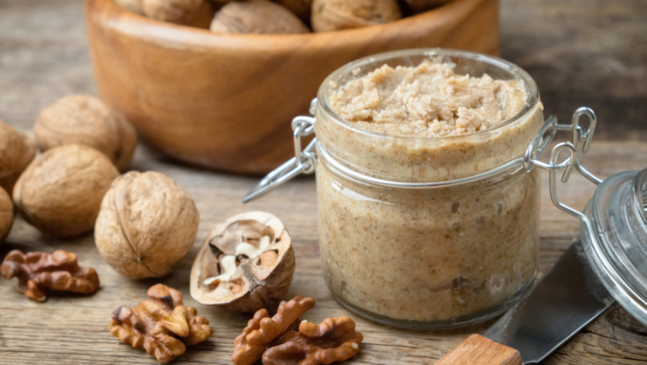 IDEALNO ZA UŽINU ILI VEČERU: Napravite kremasti namaz sa orasima i belim lukom koji će svi obožavati!