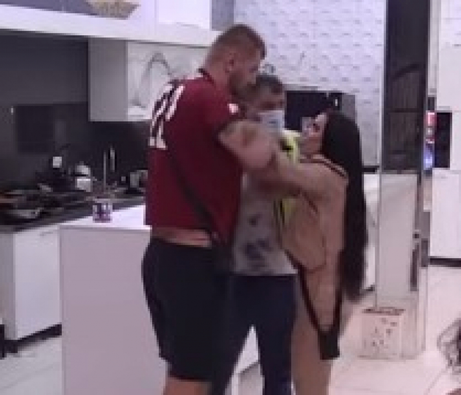 KARAMBOL ZA VREME REKLAMA Maja iscepala Janjuša, pa onda usledila pljuvačina kakvu do sad niste videli