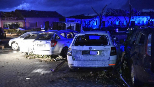 "OVO JE PAKAO" Ovako izgleda Češka nakon tornada: Automobili padali na kuće, crkva ostala bez krova