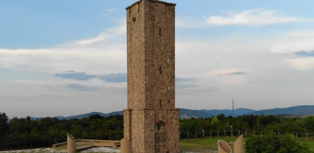 ISTORIČAR IZ PRIŠTINE POKRENUO BURU Hoće da se ukloni srpski spomenik na Gazimestanu