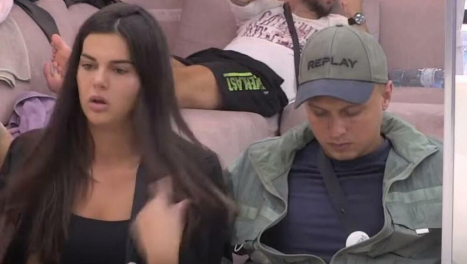 AU, KAKVO POREĐENJE! Misica raskrinkana pred svima, Karić zanemeo od šoka, uspeo da kaže samo ovo (FOTO)