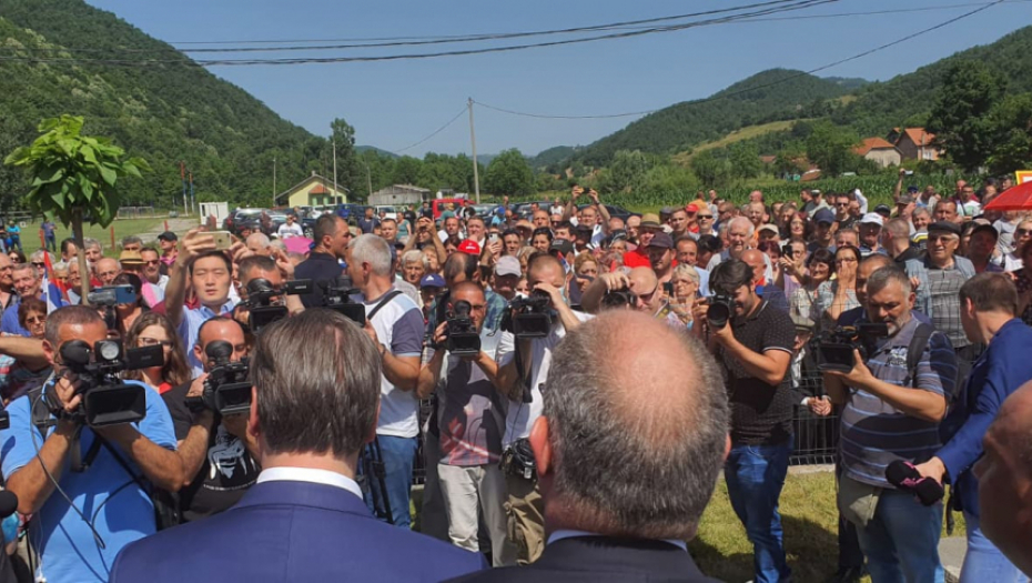 PRISUTAN NEVEROVATAN BROJ GRAĐANA Više od 1.000 ljudi dočekalo predsednika u Rudnoj Glavi