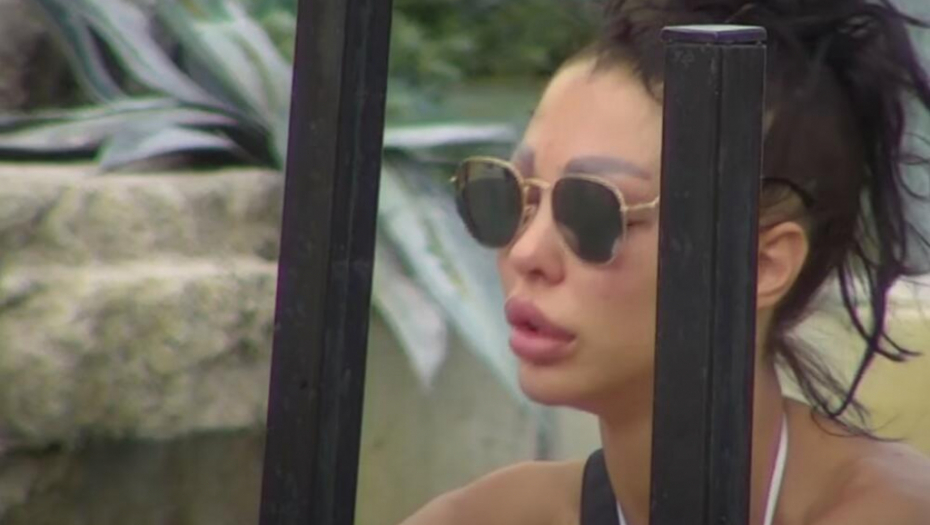 MAJA U NERVNOM RASTROJSTVU Ne može da dođe sebi od kako je videla Minu i Janjuša zajedno, zapomaže na sav glas, shvatila da je kraj (FOTO)