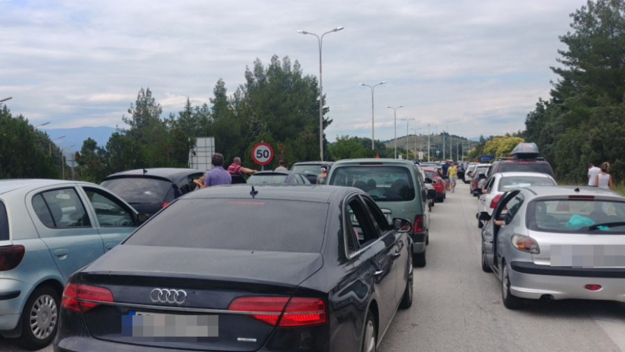 NEPREGLEDNA KOLONA NA GRANICI Ko ide u Grčku na more ili se vraća u Srbiju, neka ne ide ovim putem, stravične su gužve