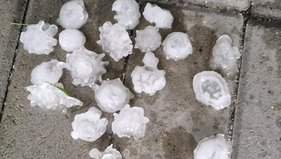 GRAD VELIČINE ORAHA POGODIO OVO PODRUČJE Vozači u problemu, otežano kretanje i vidljivost  (VIDEO)