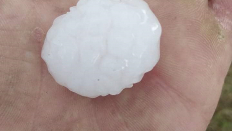 OPASNO NEVREME PROTUTNJALO KROZ IVANJICU Grad veličine jajeta: Ne pamtimo da je nekad ovako nešto padalo sa neba! (FOTO)