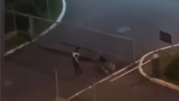 HOROR SNIMAK SA VOŽDOVCA! Muškarac išutirao devojku ispred zgrade i ostavio je na asfaltu! (VIDEO)
