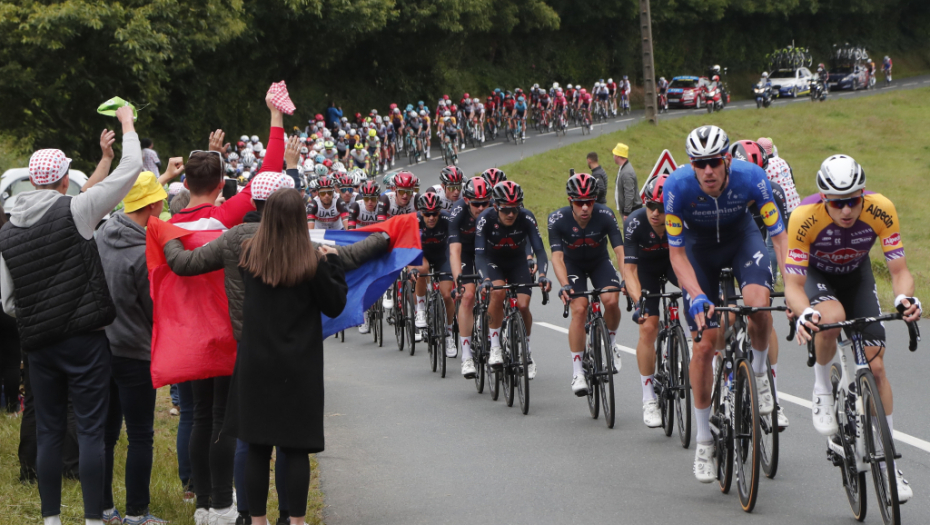 PAS NAPRAVIO HAVARIJU NA TUR DE FRANSU  Belgijanac dobio ranu na nozi: Nije smešno kada se tebi dogodi (VIDEO)