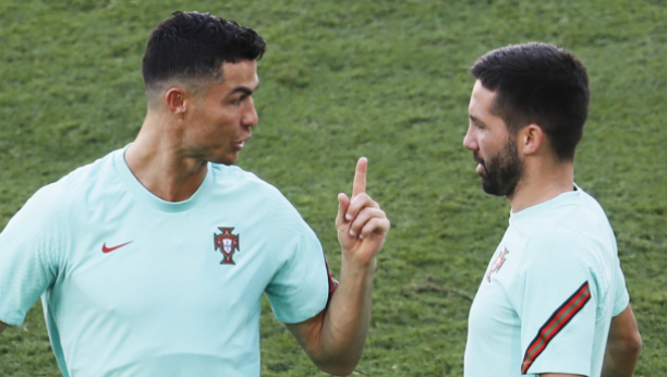 CIRKUS! Ponovo Ronaldo i ponovo flašica, isplivao smehotresan video iz kampa reprezentacije Portugala (VIDEO)