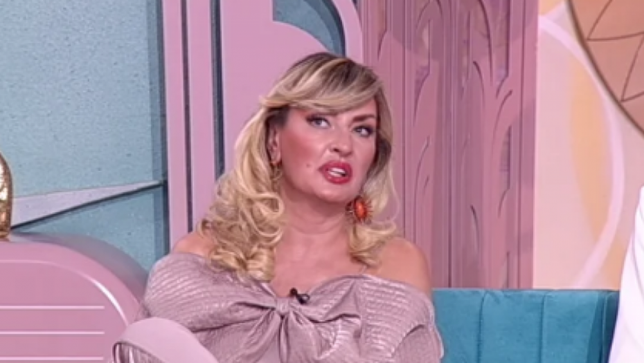 SNEKI LUPILA ŠAMAR MUŠKARCU U LIFTU! Pevačica šokirana situacijom koju je doživela, odmah reagovala!