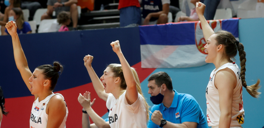NEKA OVAKO BUDE I VEČERAS! Srpska košarkašica pogađa sa pola terena pred finale (VIDEO)